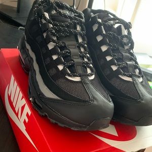 Size Men’s 9
My son outgrew them, NEVER WORN!